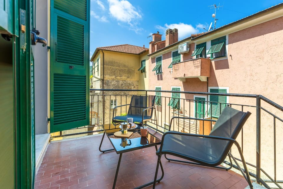 Hostdomus-Happy Holiday Apartment in Finale Ligure