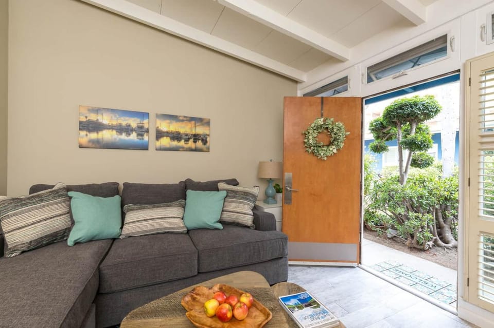 #A 1-level, 2Bd, 1block to Beach, Esplanade, Shops Apartment in Redondo Beach