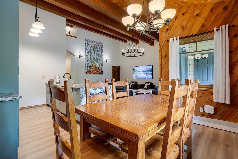 Day, TV and multimedia, Living room, Seating area, Dining area, furniture