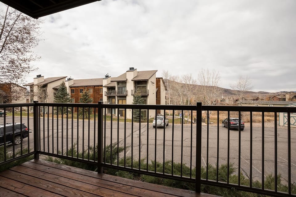 Property building, Day, Neighbourhood, Natural landscape, Balcony/Terrace, Mountain view, Parking