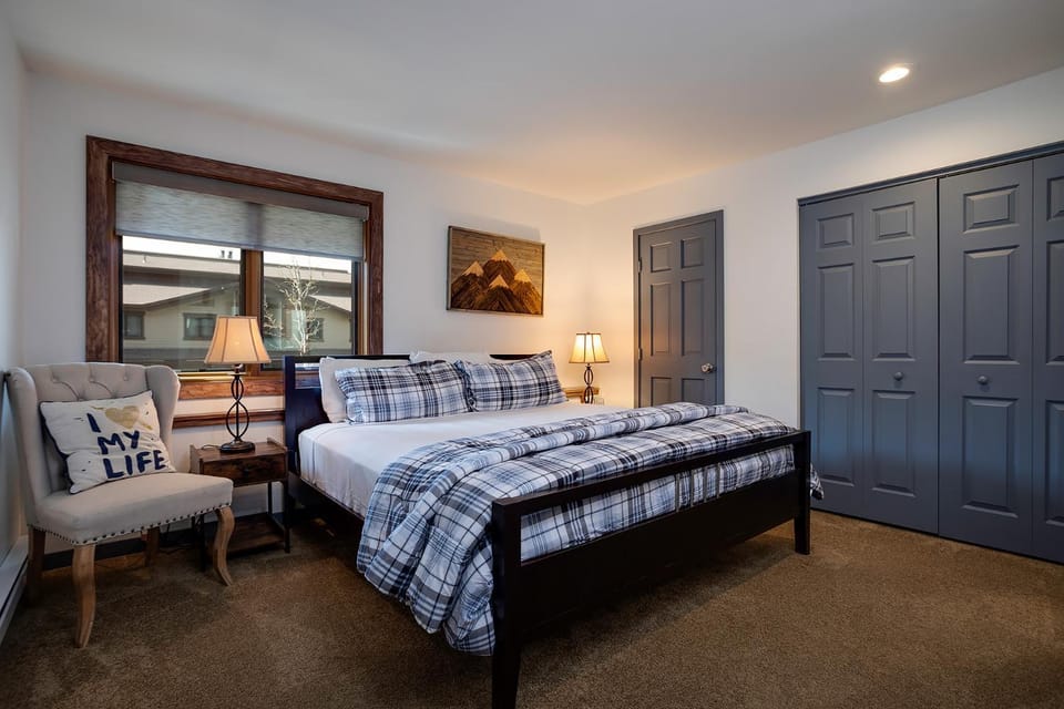 Bed, TV and multimedia, Seating area, Bedroom, furniture, wardrobe