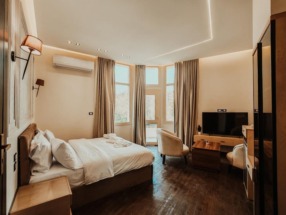 Communal lounge/ TV room, Bed, TV and multimedia, Living room, Photo of the whole room, Seating area, Evening entertainment, Bedroom, towels, wardrobe, air conditioner