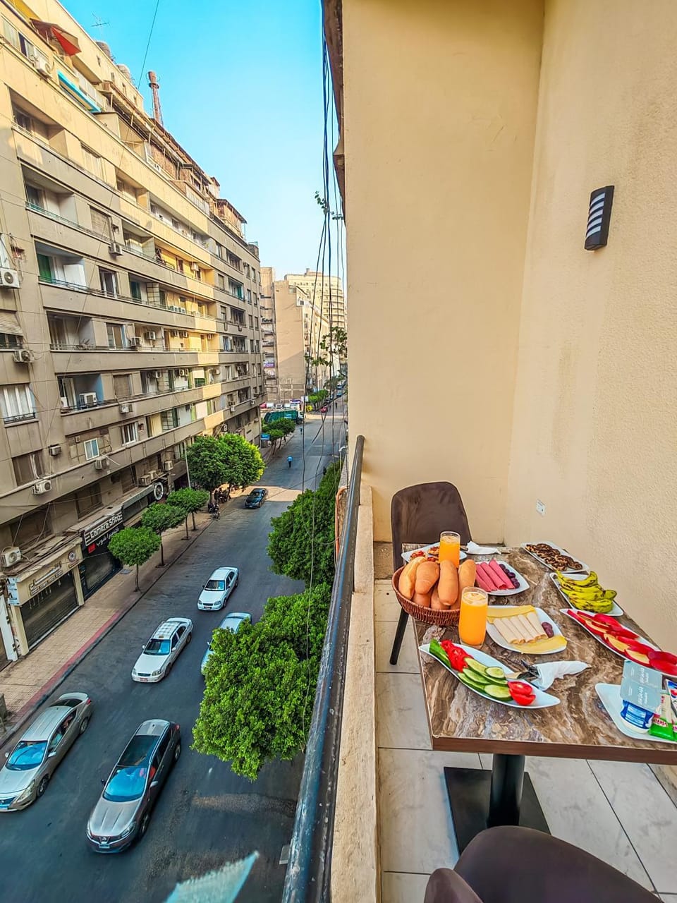 Property building, Day, Neighbourhood, Bird's eye view, View (from property/room), Balcony/Terrace, Living room, Food and drinks, Seating area, Dining area, Food, City view, Street view, Breakfast, Continental breakfast, Lunch, Dinner, Location, Parking