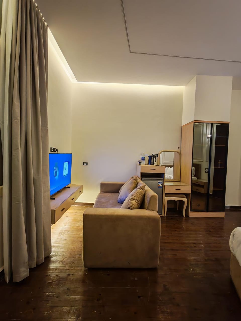 Communal lounge/ TV room, Bed, TV and multimedia, Kitchen or kitchenette, Living room, Photo of the whole room, Seating area, Evening entertainment, Bedroom, hair dresser