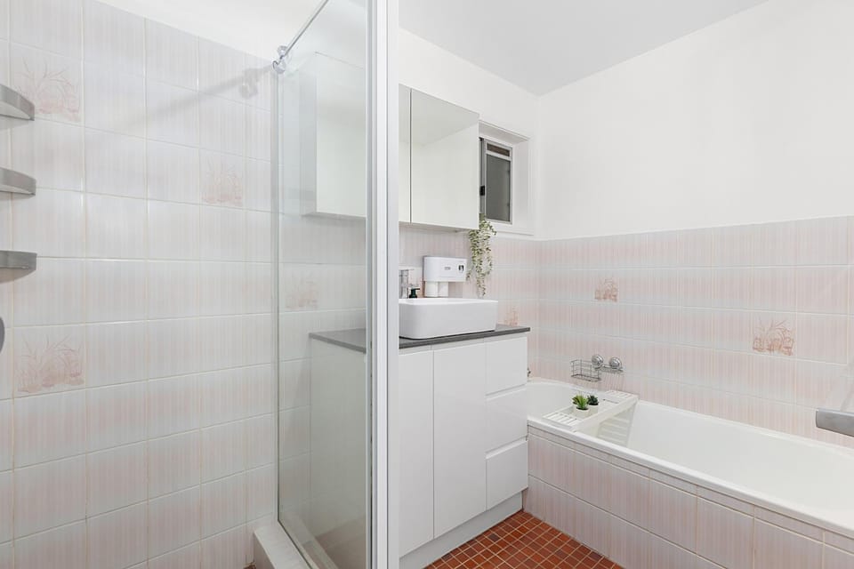 Shower, towels