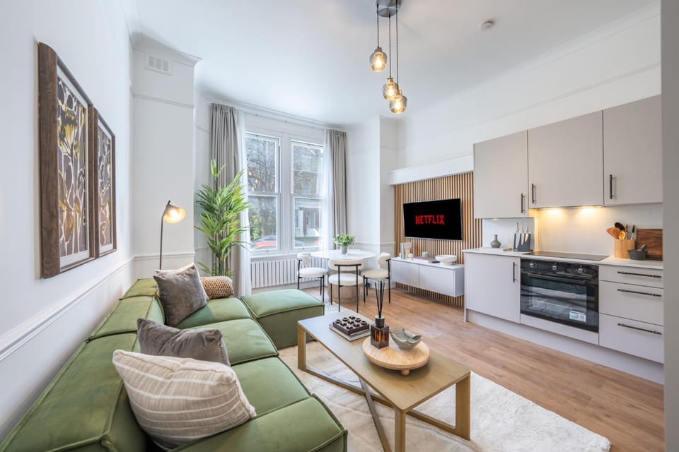 TV and multimedia, Kitchen or kitchenette, Living room, Seating area, Dining area, stove
