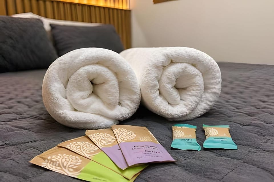 Bed, Bedroom, towels
