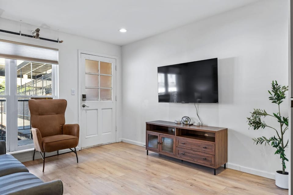 TV and multimedia, Living room, Photo of the whole room, Seating area