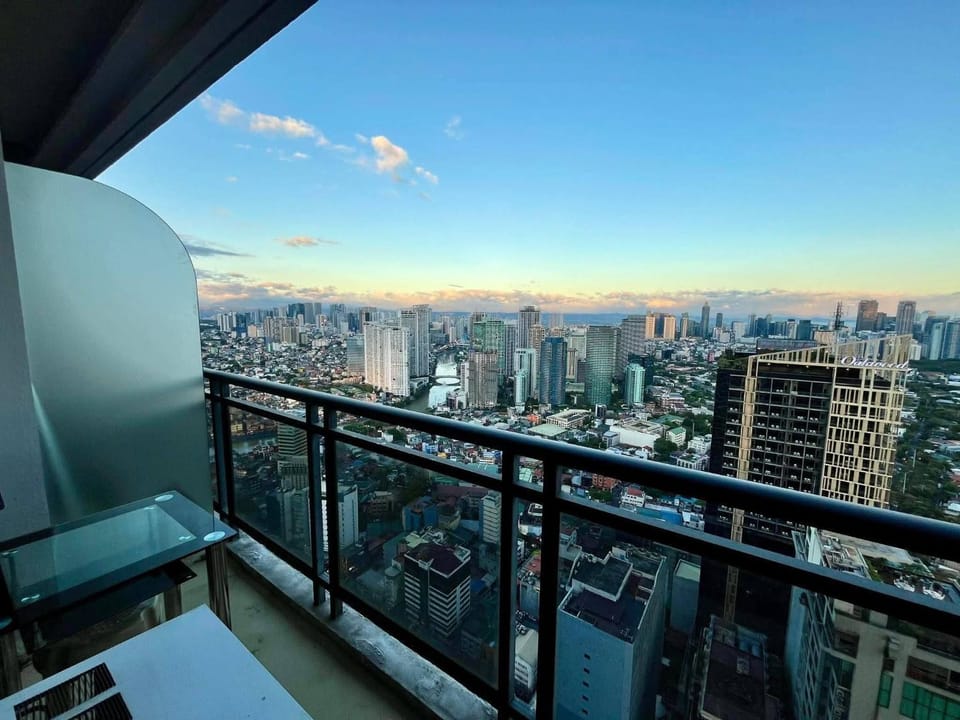 Gramercy Residences with Free Pool, WIFI, Sauna and Gym Apartment hotel in Makati