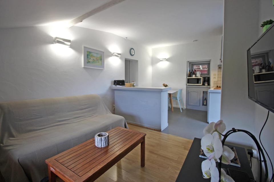 Kitchen or kitchenette, Seating area