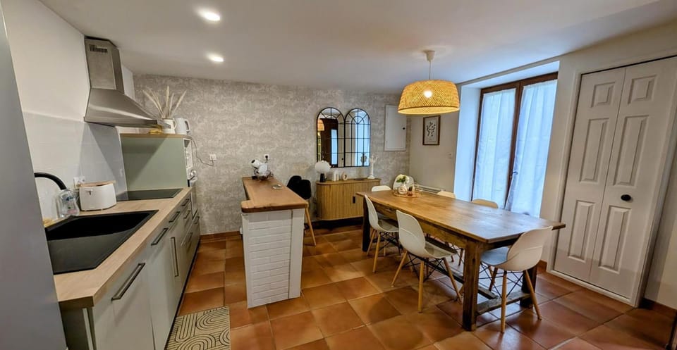 Kitchen or kitchenette, Dining area