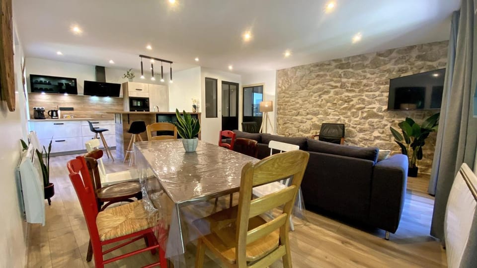 Kitchen or kitchenette, Living room, Dining area