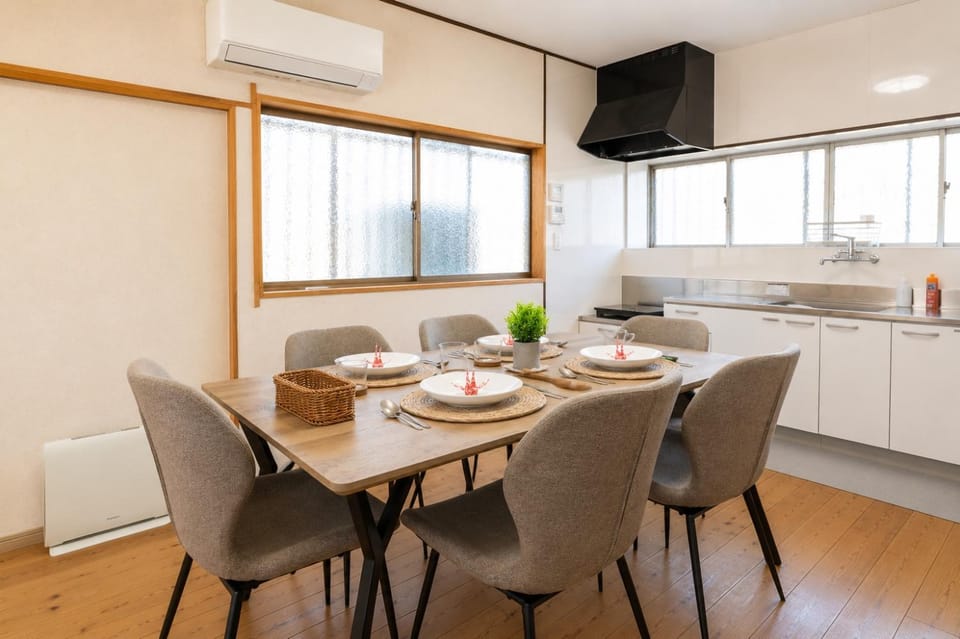 Kitchen or kitchenette, Living room, Seating area, minibar, stove, air conditioner