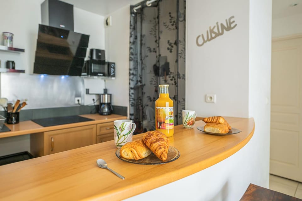 Coffee/tea facilities, Kitchen or kitchenette, Dining area, toaster