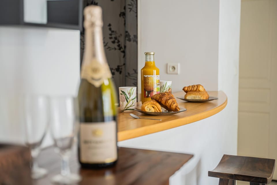 Kitchen or kitchenette, Dining area, Food