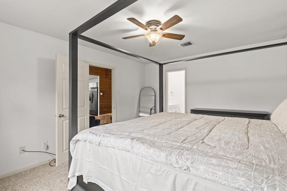 Cozy Stylish Retreat with Porch Swing Near Houston House in Rosenberg