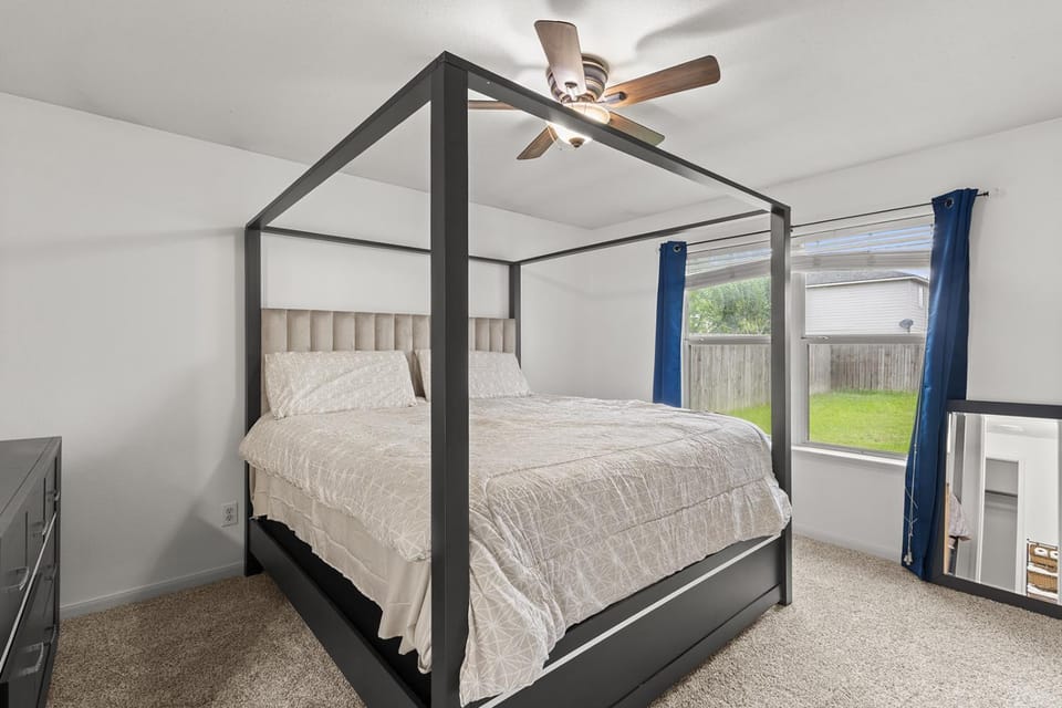 Cozy Stylish Retreat with Porch Swing Near Houston House in Rosenberg