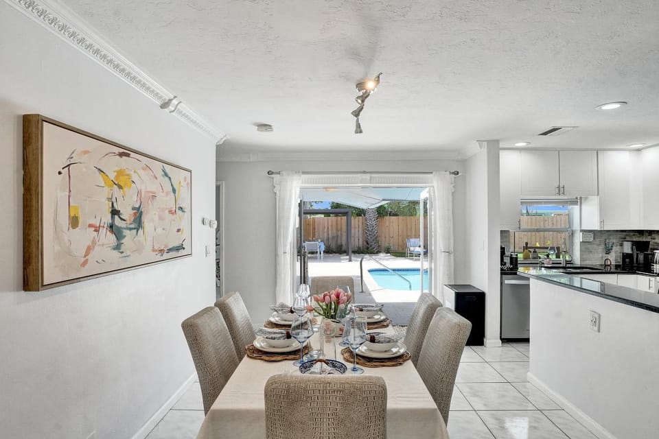 Kitchen or kitchenette, Dining area, Pool view
