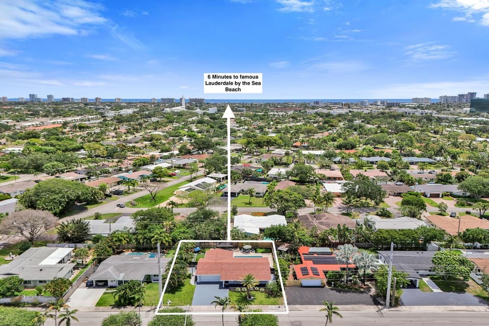 Neighbourhood, Natural landscape, Bird's eye view, Beach, City view, Street view, Location