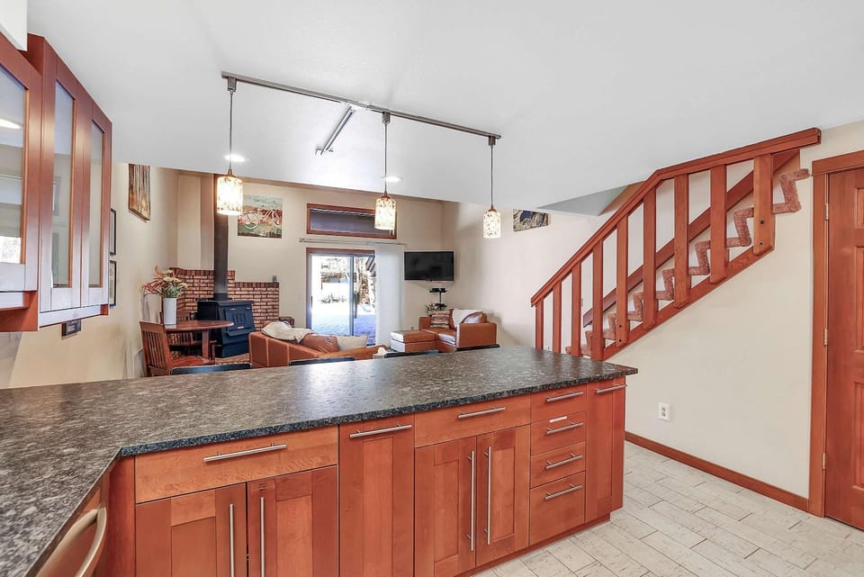 Sunny McCall Getaway Sleeps 8 Pool & Walk To Lake House in McCall