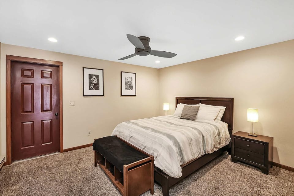 Sunny McCall Getaway Sleeps 8 Pool & Walk To Lake House in McCall