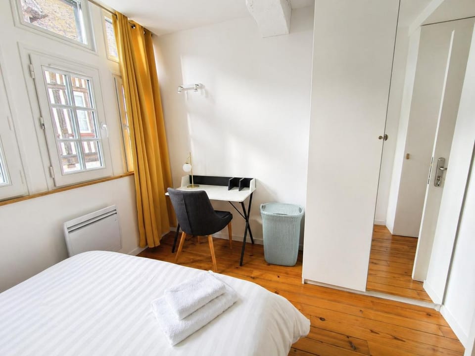 Bed, Photo of the whole room, Seating area, wardrobe
