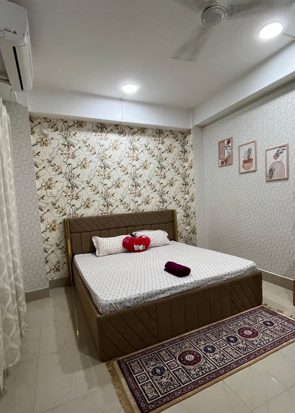 Bed, Photo of the whole room, towels, air conditioner