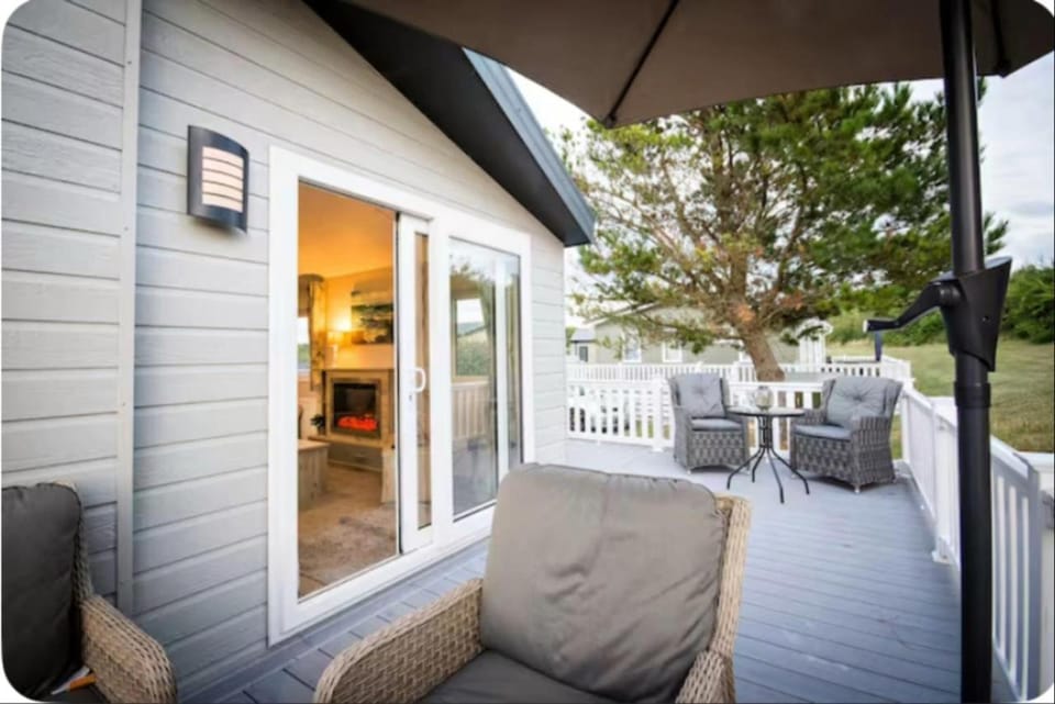 Meadowbank Executive Lodge Pet Friendly Shorefields Country Park, Milford on Sea Campground/ 
RV Resort in Milford on Sea