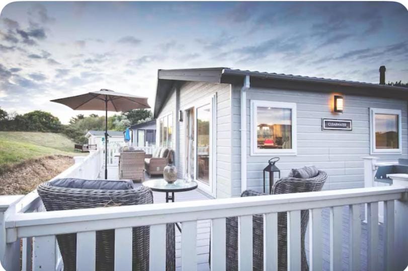Meadowbank Executive Lodge Pet Friendly Shorefields Country Park, Milford on Sea Campground/ 
RV Resort in Milford on Sea