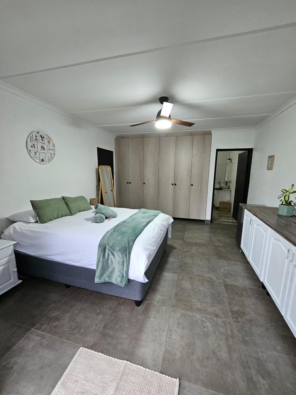 Shower, storage, towels