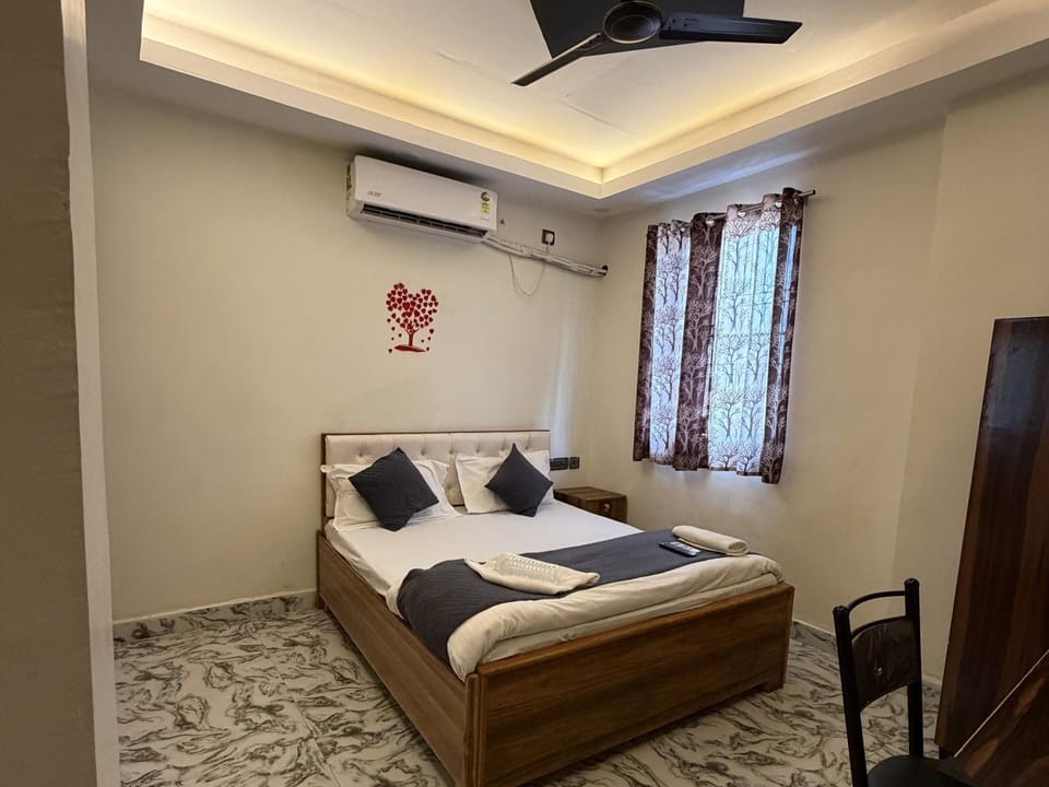 Bed, TV and multimedia, Living room, Photo of the whole room, Seating area, Bedroom, towels, air conditioner
