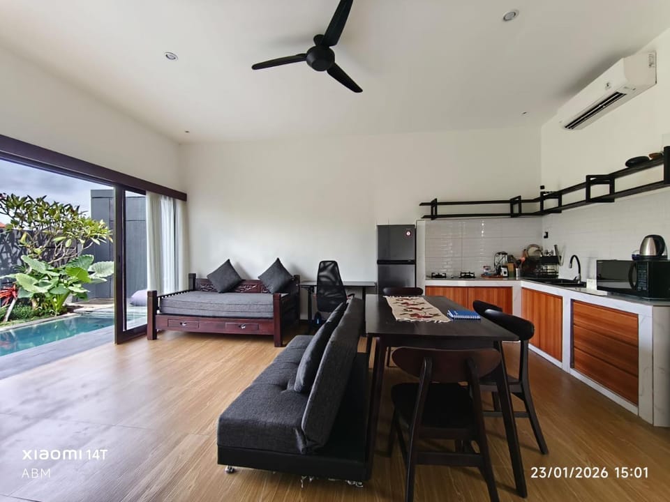 Kitchen or kitchenette, Living room, Seating area, Dining area, oven