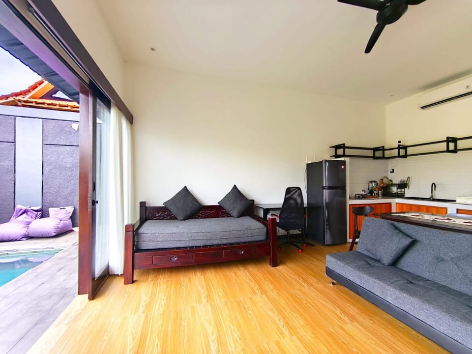 Kitchen or kitchenette, Living room, Seating area