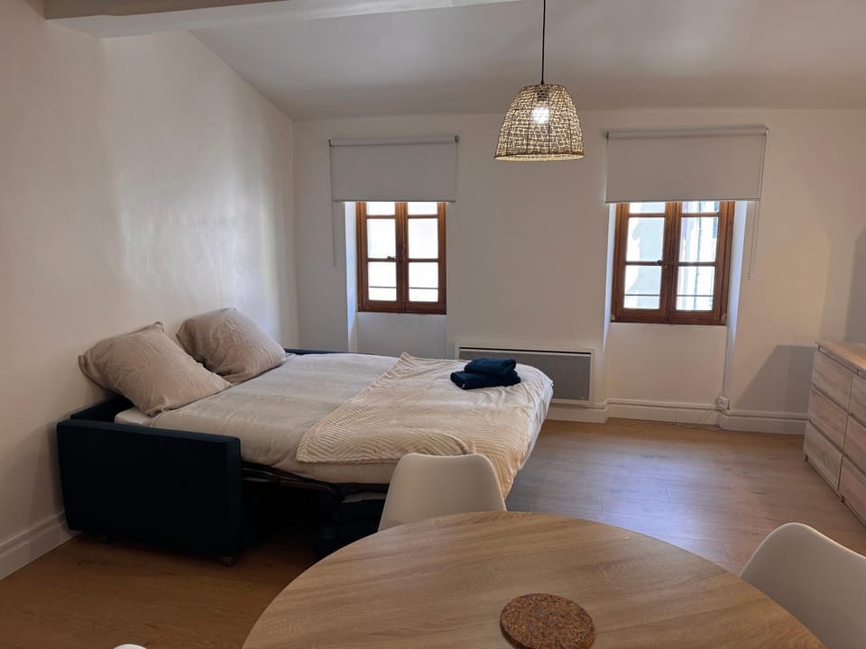Photo of the whole room, Bedroom