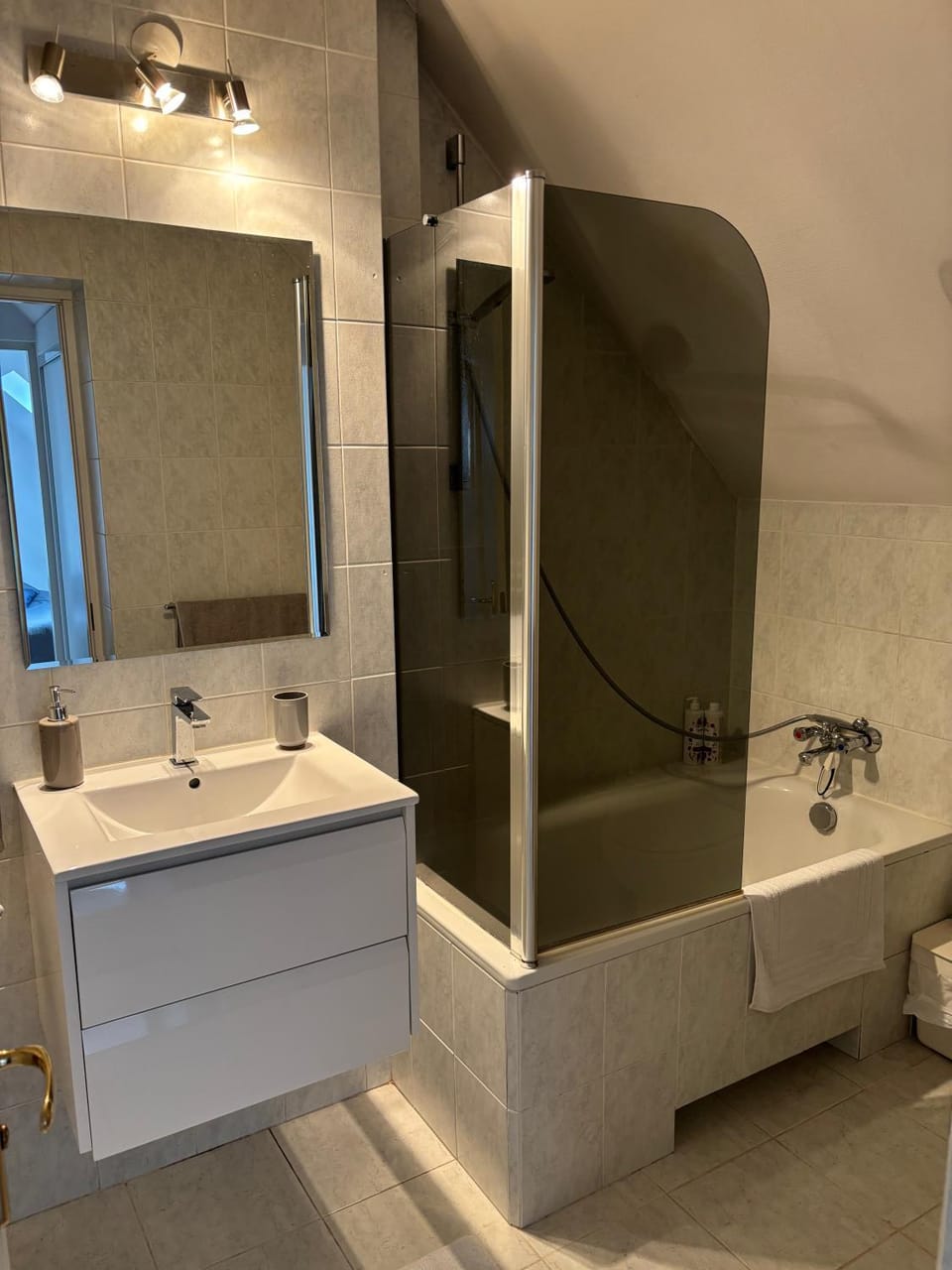 Cozy Apartment with Free Parking in Warsaw Sleeps 4, Close to Hotel Mrówka Conference Center Apartment in Warsaw