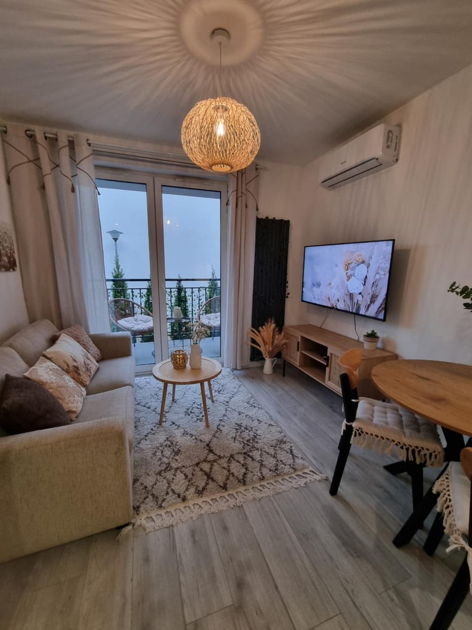 Communal lounge/ TV room, TV and multimedia, Living room, Seating area, Evening entertainment, air conditioner