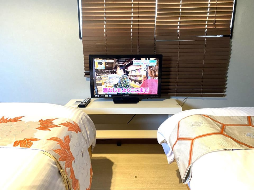 Bed, TV and multimedia, Bedroom