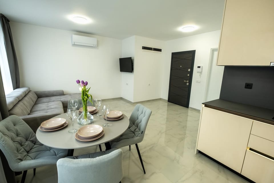 TV and multimedia, Kitchen or kitchenette, Living room, Seating area, Dining area, oven, air conditioner