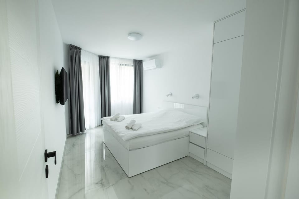 Bed, TV and multimedia, Photo of the whole room, Bedroom, towels