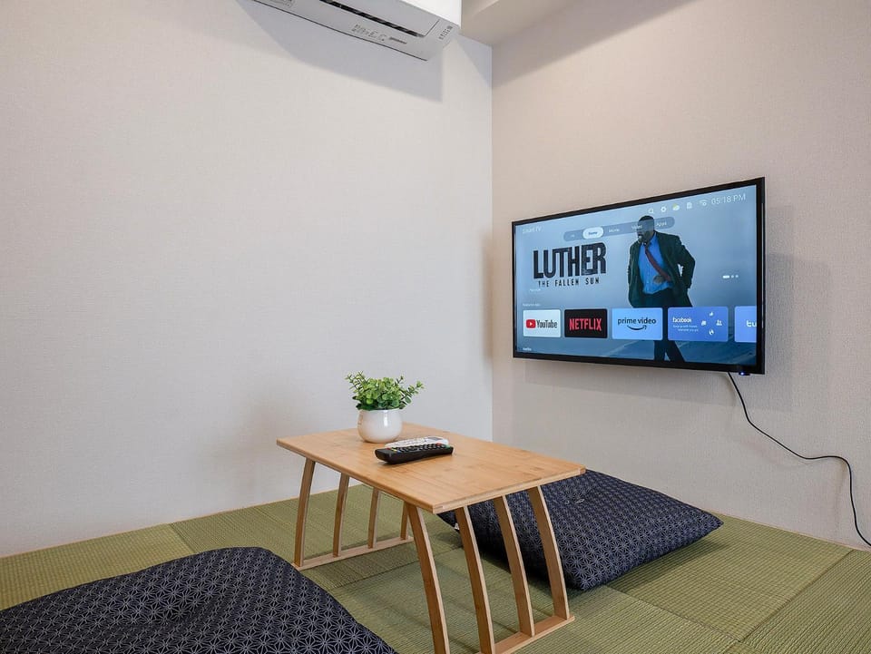 TP302 Cozy Open-Plan Room, Access to JR Kinshicho and Oshiage, Private Kitchen and Bath, Sleeps 3 Apartment in Japan