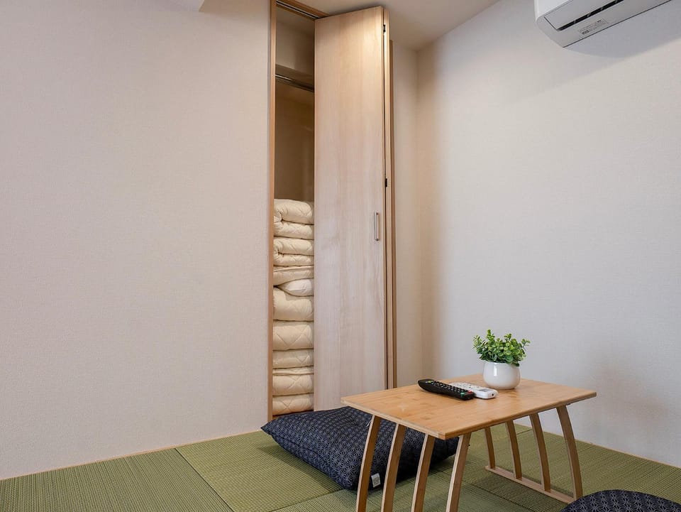 TP302 Cozy Open-Plan Room, Access to JR Kinshicho and Oshiage, Private Kitchen and Bath, Sleeps 3 Apartment in Japan