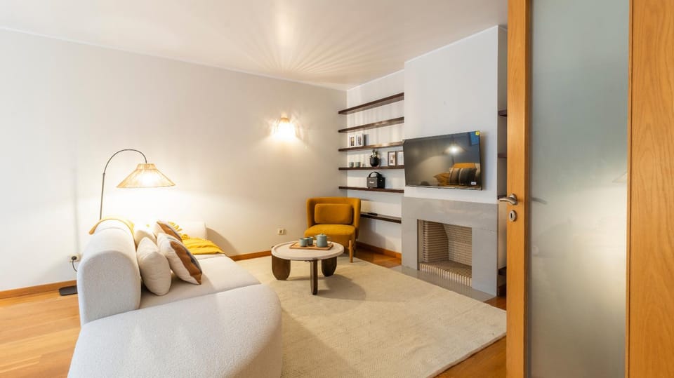 TV and multimedia, Living room, Evening entertainment