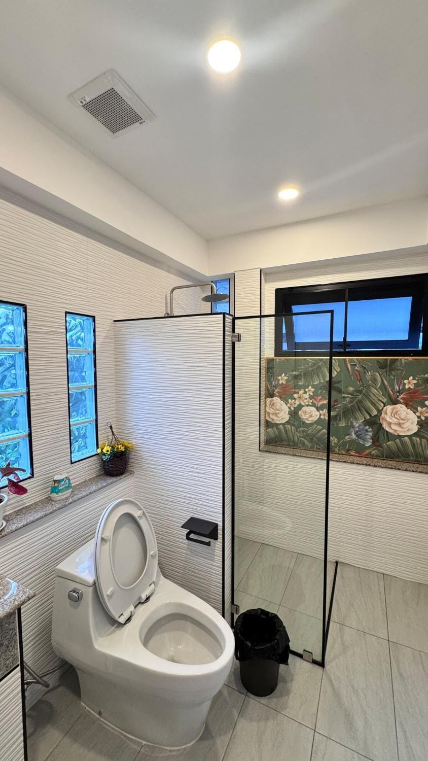 Toilet, Hot Tub