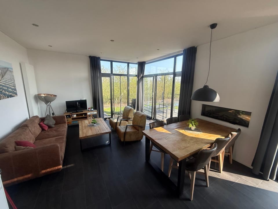 EuroParcs Bad Meersee Chalet Küstenzeit mit Zaun Haus Nr 97 House in Zeeland, Netherlands