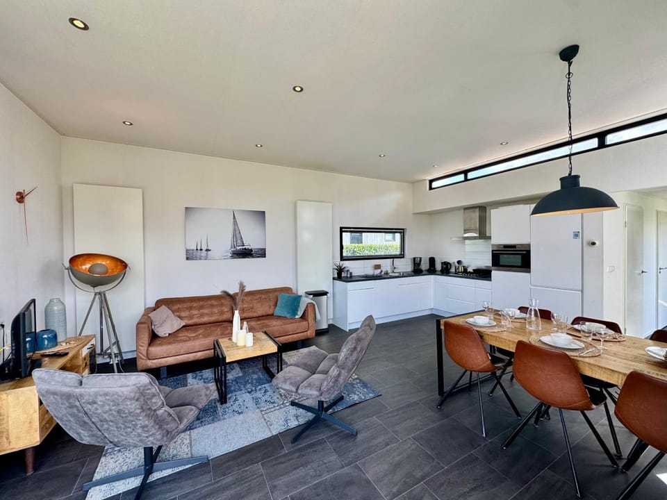 EuroParcs Bad Meersee Chalet Coastline Zeeland mit Zaun Haus Nr 80 House in Zeeland, Netherlands