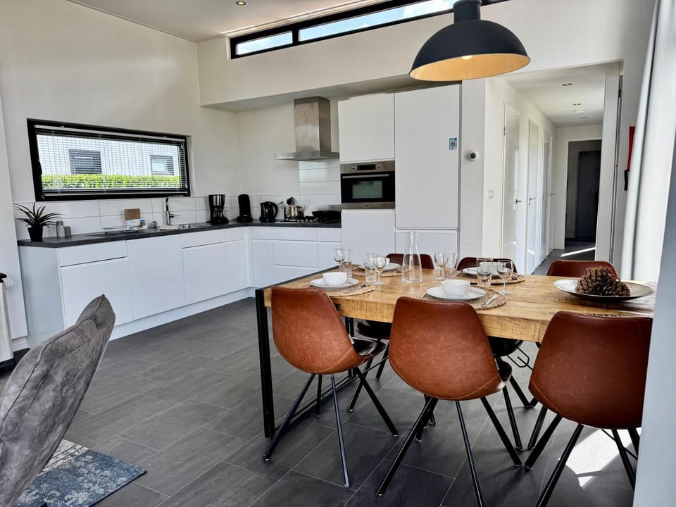 EuroParcs Bad Meersee Chalet Coastline Zeeland mit Zaun Haus Nr 80 House in Zeeland, Netherlands