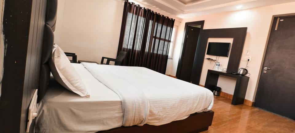 TV and multimedia, Photo of the whole room, Bedroom