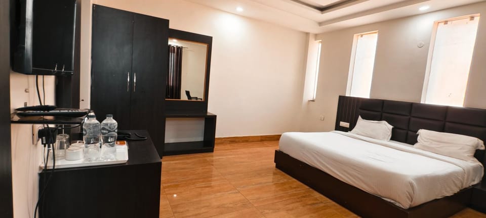 Bed, TV and multimedia, Photo of the whole room, Bedroom, wardrobe