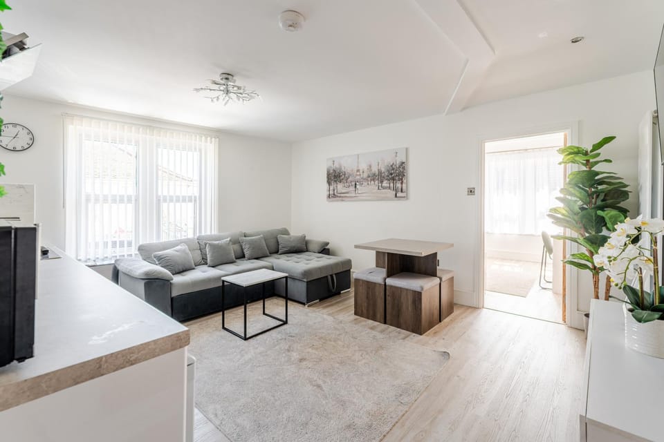 Spacious 2 Bed Contractor and Family Apartment, Whitehall, Bristol Apartment in Bristol