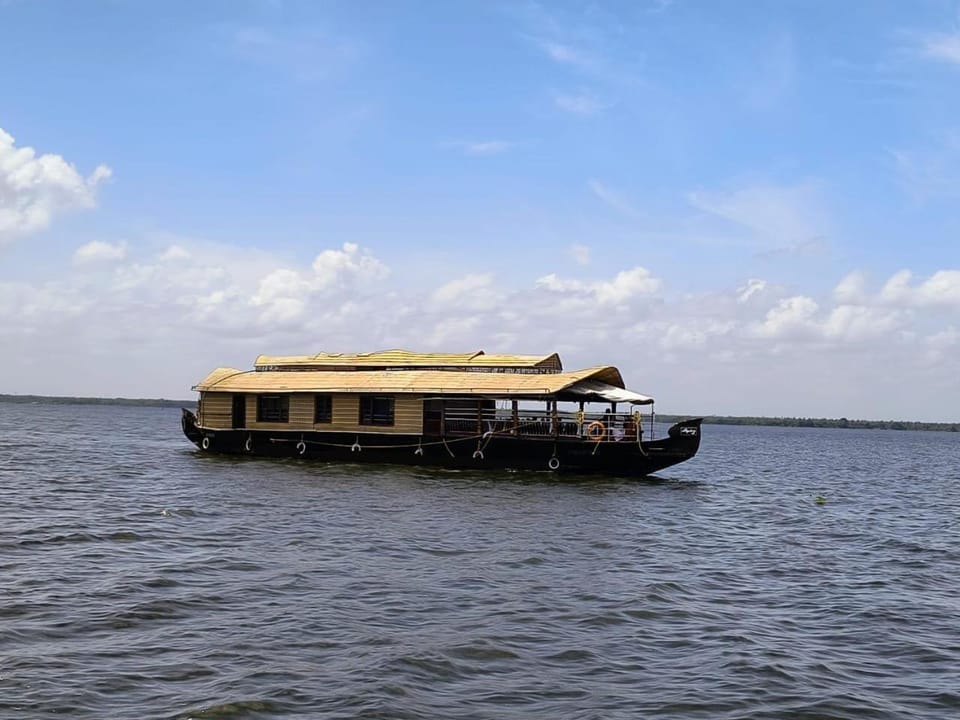 NIVEDYAM Luxury 2BHK Houseboat Alleppey Docked boat in Alappuzha
